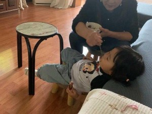 小孩子把钢筋喂给妈妈？是怎样的视频令人震惊